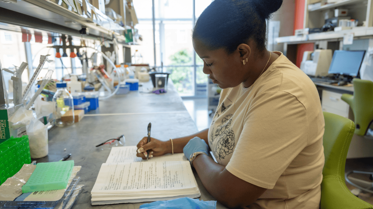 Tarynn Neal ’26 writes lab notes. 